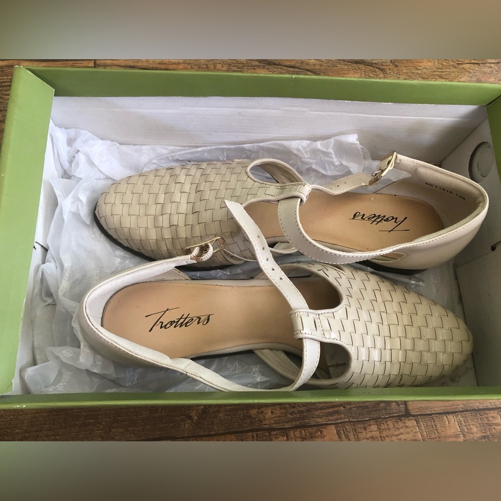 Trotters Shoes Womens Size 8 Sandals Low Heel Bone Beige Woven Leather Granny